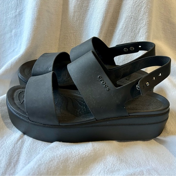 Crocs Brooklyn Low Wedge Black Women's 8 Platform Sandals Adjustable Lightweight - Picture 1 of 5